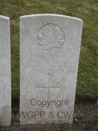 Etaples Military Cemetery - Stuart, Douglas